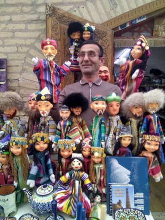 (Суратда ҳунарманд М.Матёқубов).